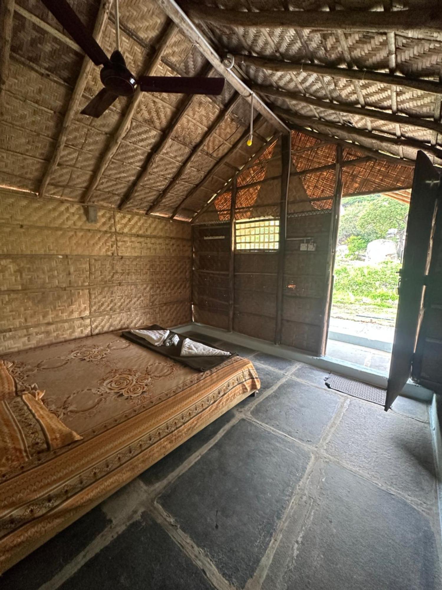 The Gravity Cafe -A Unit Of Staychillhampi Exterior foto