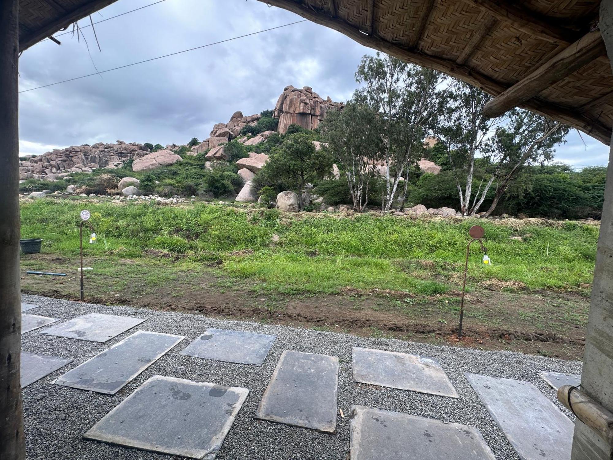 The Gravity Cafe -A Unit Of Staychillhampi Exterior foto