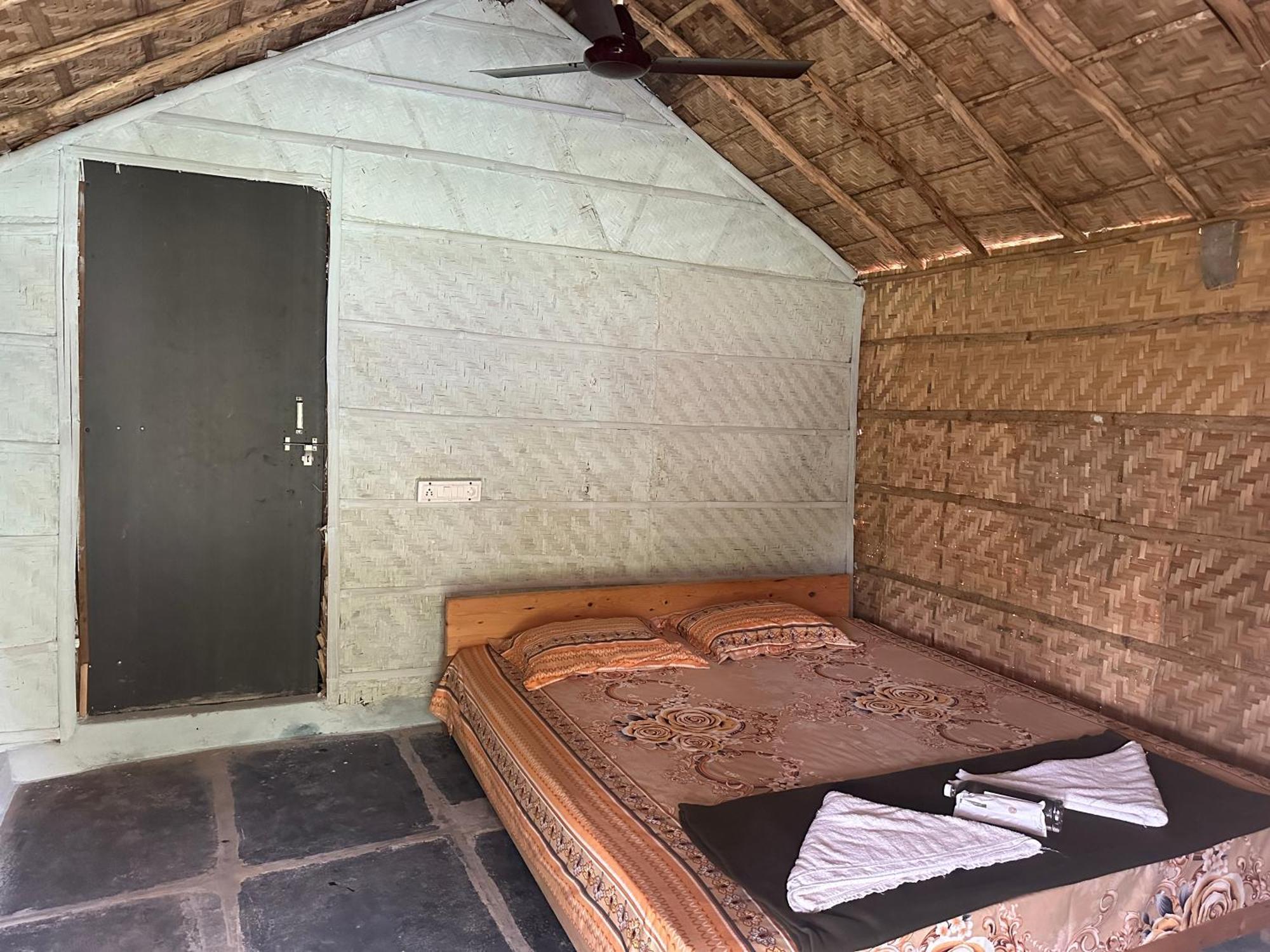 The Gravity Cafe -A Unit Of Staychillhampi Exterior foto